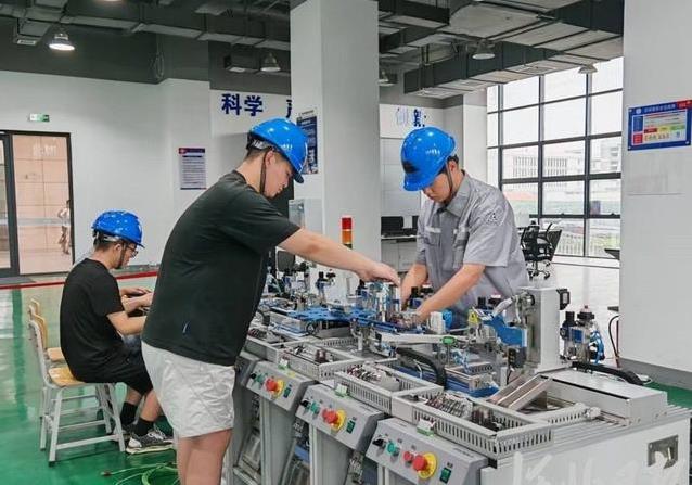 AA, 技能集训资, 他一头扎进 AA, 技能集训资, 他一头扎进