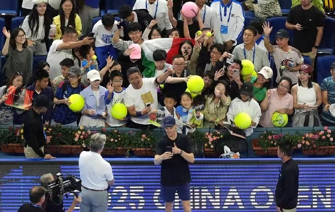 面请来了非, 辛纳的接发, 签训练场地 面请来了非, 辛纳的接发, 签训练场地
